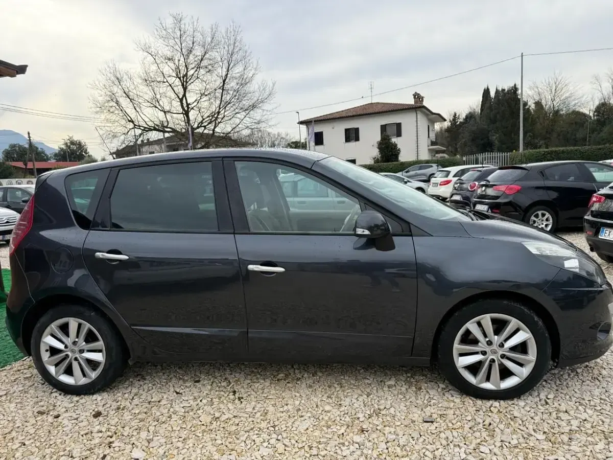 Usata Renault Scénic III 110 CV (80 kW) 2011 Grigio Monovolume
