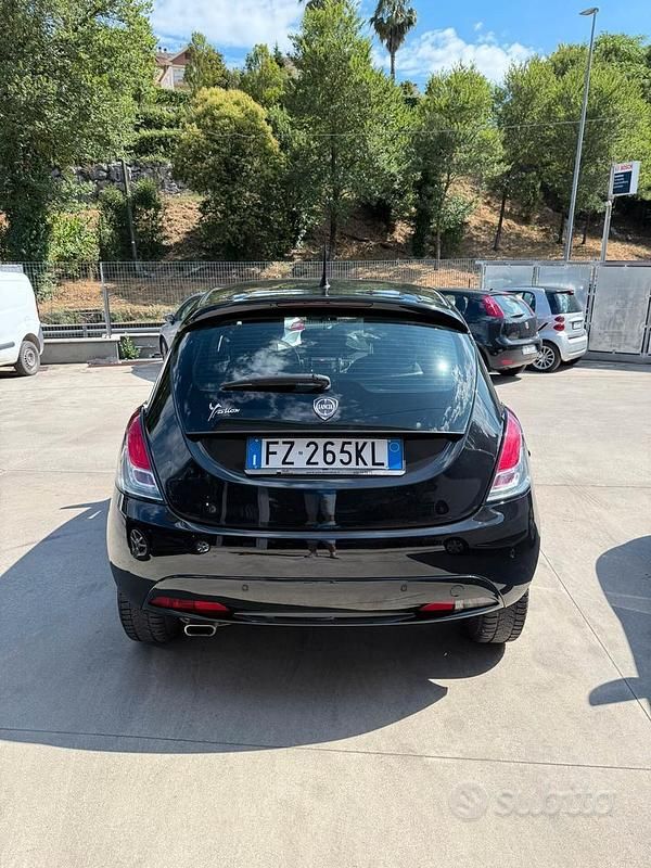 Usata Lancia Ypsilon Gold 69 CV (50 kW) 2019 Nero Utilitaria