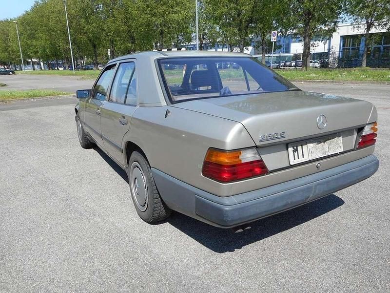 Usata Mercedes E260 120 CV (88 kW) 1985 Bronzo Berlina