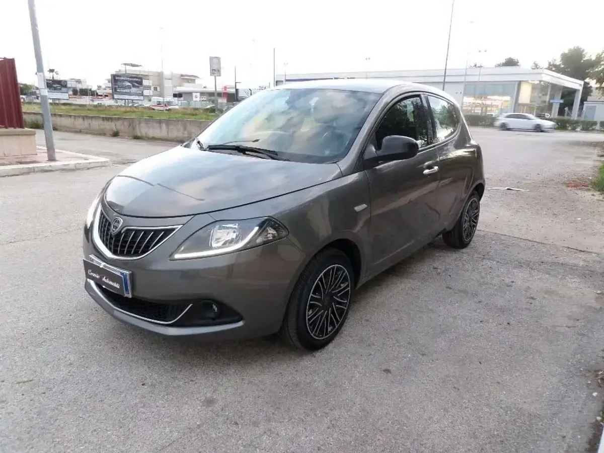 Usata Lancia Ypsilon Gold 69 CV (50 kW) 2022 Grigio pietra metallizzato Utilitaria