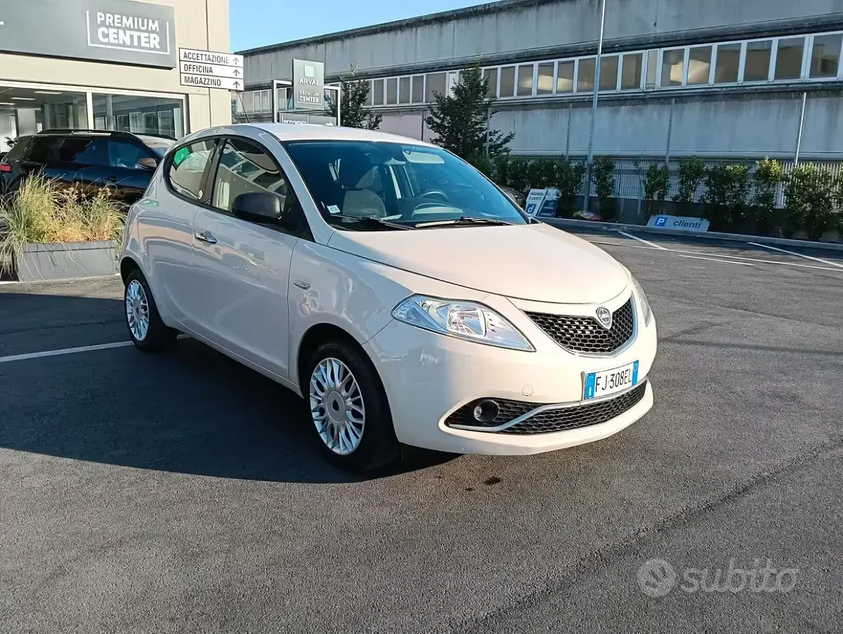 Usata Lancia Ypsilon Silver 69 CV (50 kW) 2017 Beige Utilitaria