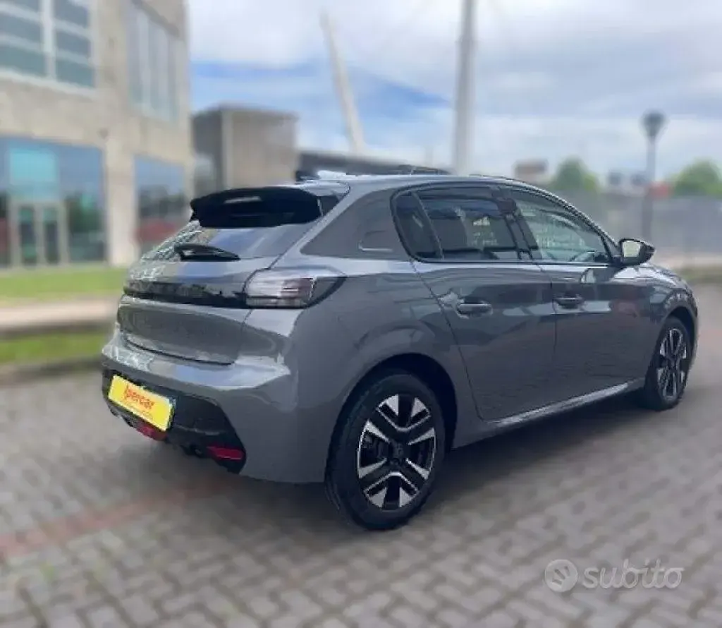 Usata Peugeot 208 Allure 101 CV (74 kW) 2025 Grigio Utilitaria