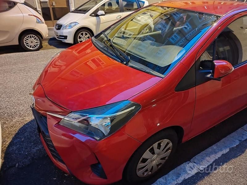 Usata Toyota Yaris 65 CV (47 kW) 2019 Rosso Berlina