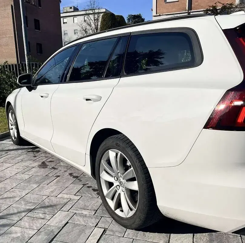 Usata Volvo V60 Business Edition 150 CV (110 kW) 2020 Bianco Station wagon