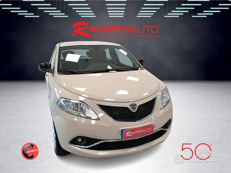 Usata Lancia Ypsilon Gold 85 CV (62 kW) 2016 Bianco Utilitaria