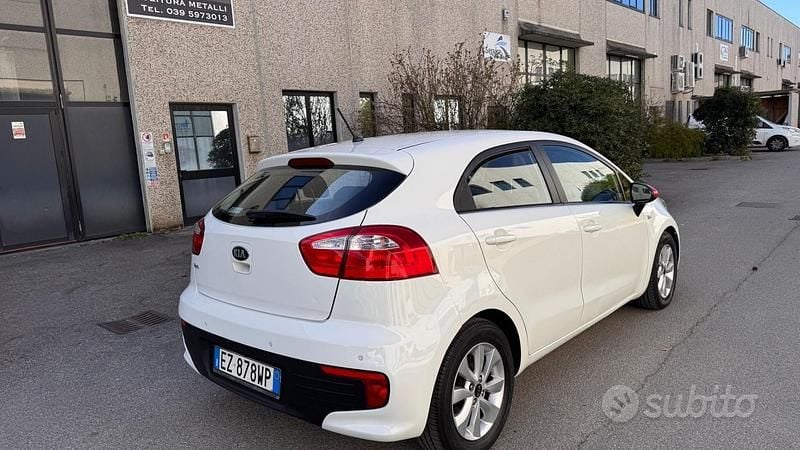 Usata Kia Rio Active 85 CV (62 kW) 2015 Bianco Berlina