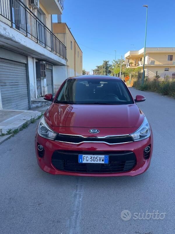 Rosso Usata 2017 Kia Rio Tre volumi | 8800 € - Immagine 1/4
