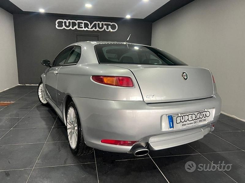 Usata Alfa Romeo GT Distinctive 150 CV (110 kW) 2005 Argento Coupé