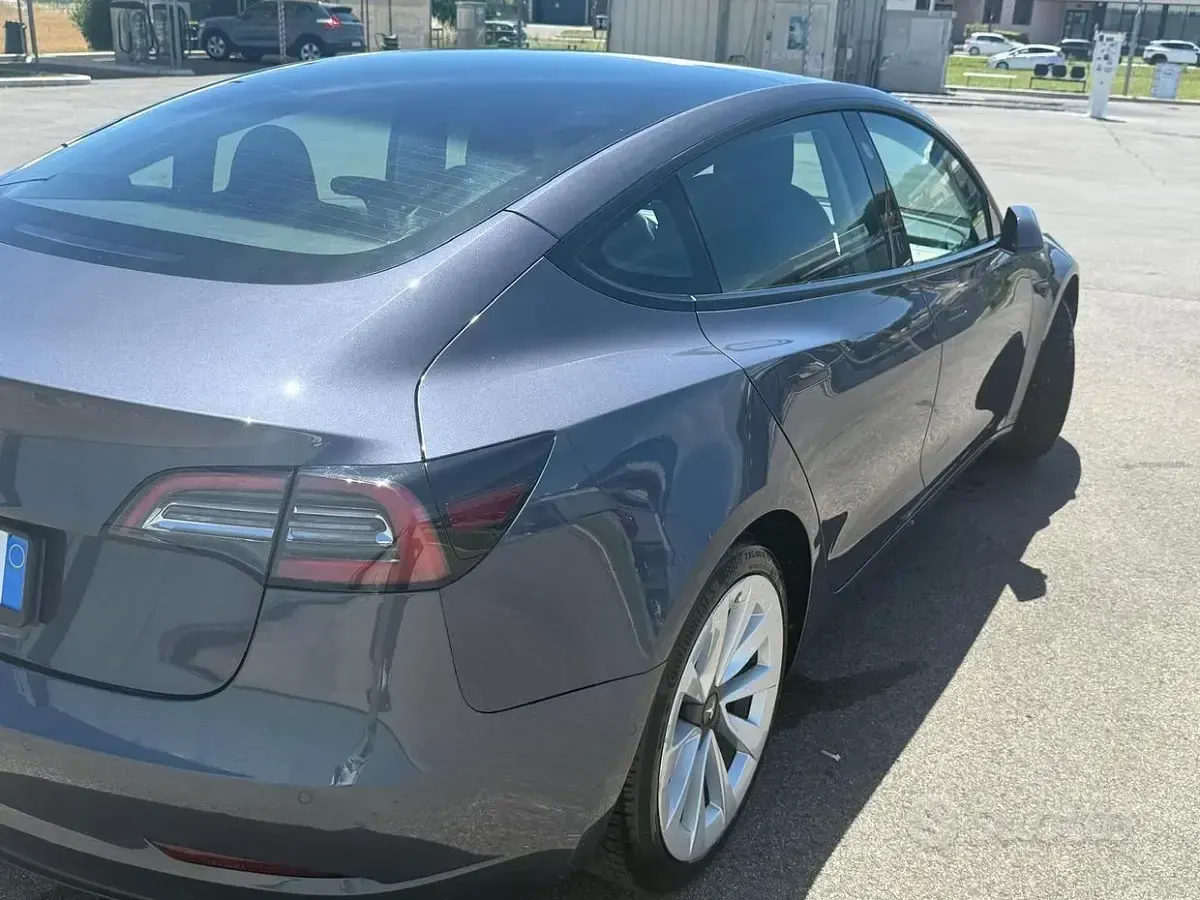 Usata Tesla Model 3 RWD 88 kW (120 CV) 2022 Grigio Berlina