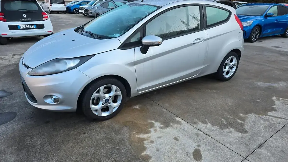 Usata Ford Fiesta Titanium 82 CV (60 kW) 2012 Argento Berlina