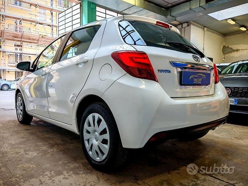 Usata Toyota Yaris Active 69 CV (50 kW) 2015 Bianco Utilitaria