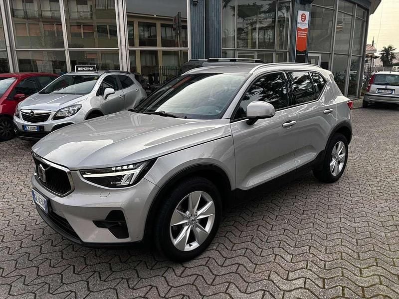 Grigio Usata 2022 Volvo XC40 Core SUV | 24.900 € (Ottimo prezzo) - Immagine 1/4