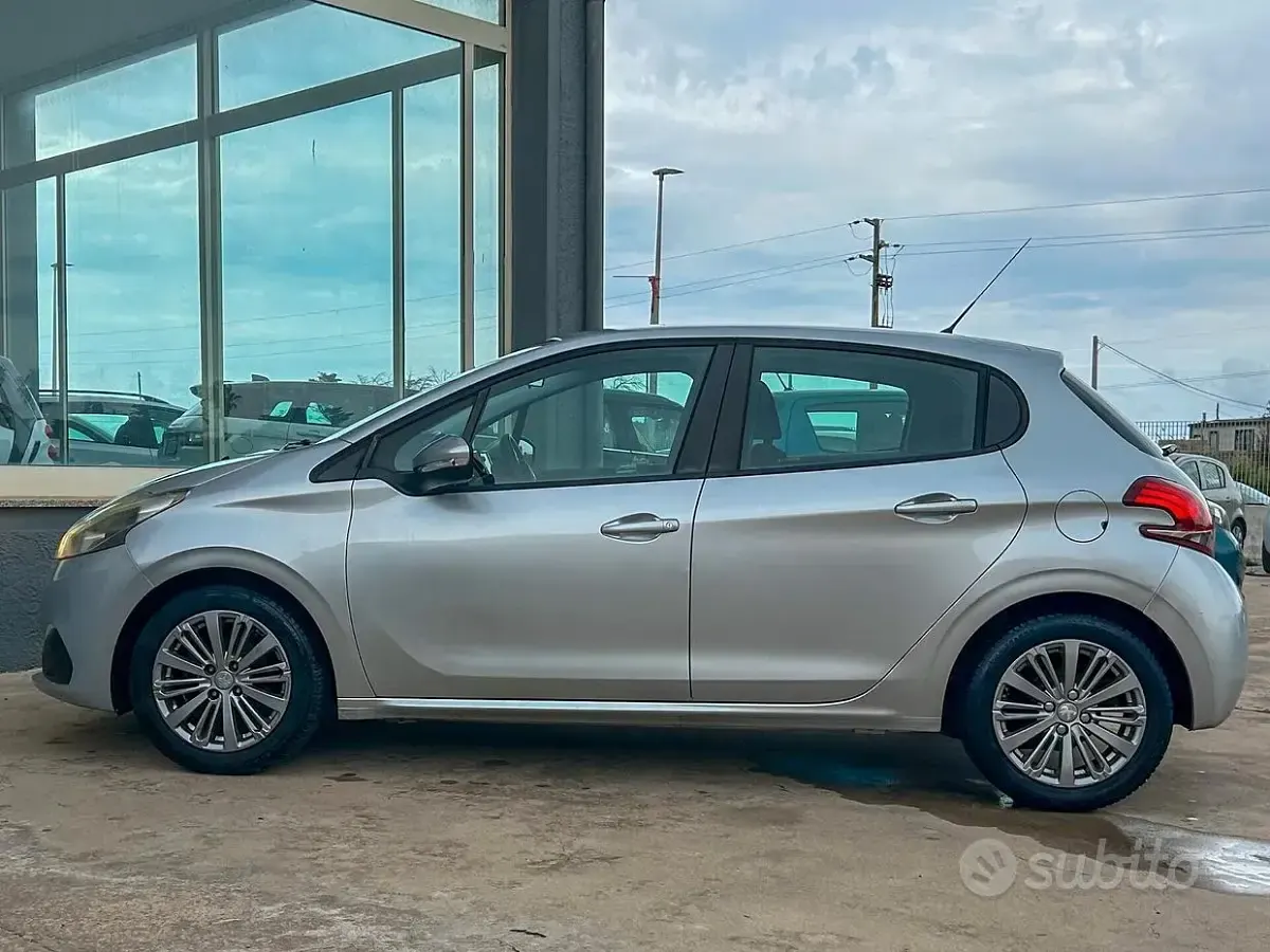 Gebraucht Peugeot 208 Active 75 PS (55 kW) 2016 Grau Kleinwagen