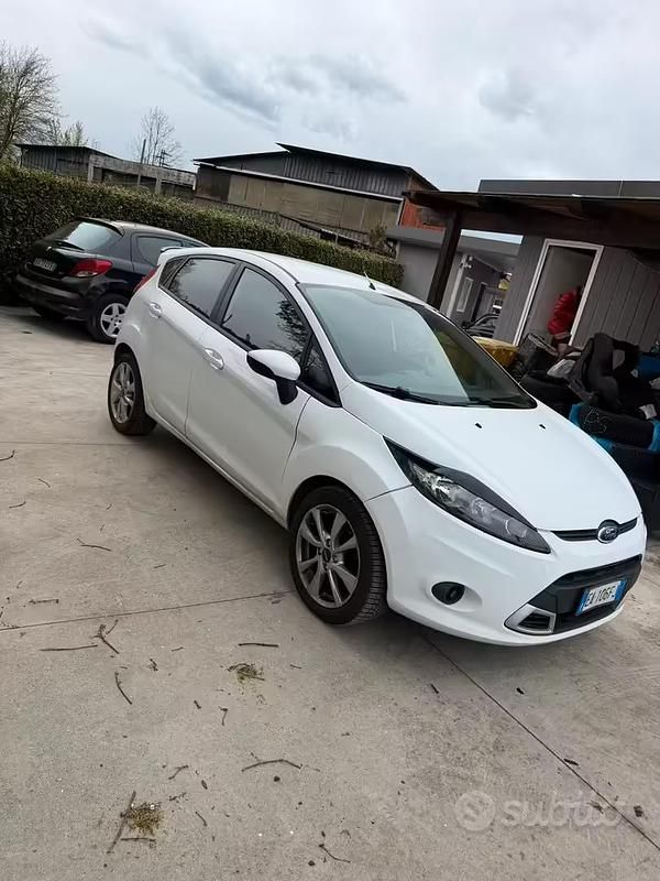 Usata Ford Fiesta Business Edition 97 CV (71 kW) 2011 Bianco Utilitaria