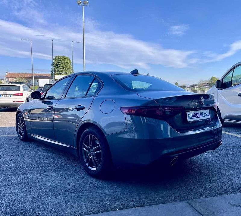Usata Alfa Romeo Giulia Business 180 CV (132 kW) 2016 Grigio Berlina