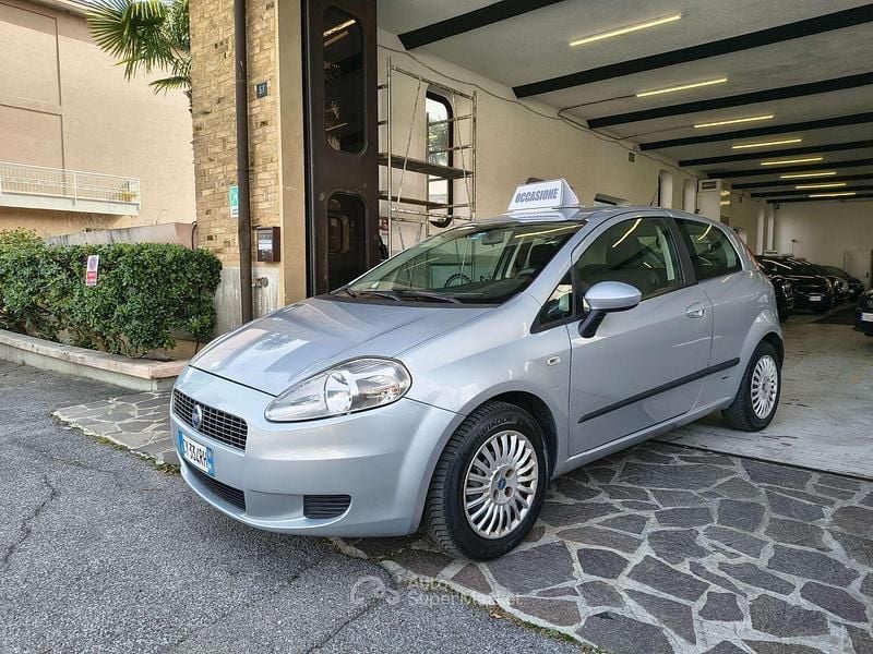 Usata Fiat Grande Punto Dynamic 65 CV (47 kW) 2005 Argento Utilitaria