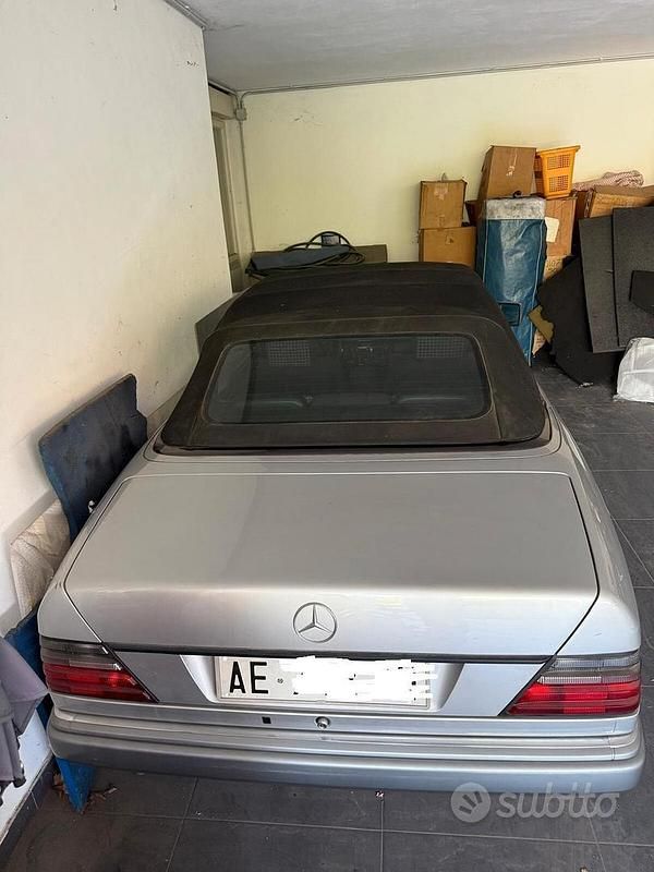 Usata Mercedes E200 136 CV (100 kW) 1995 Grigio Cabrio