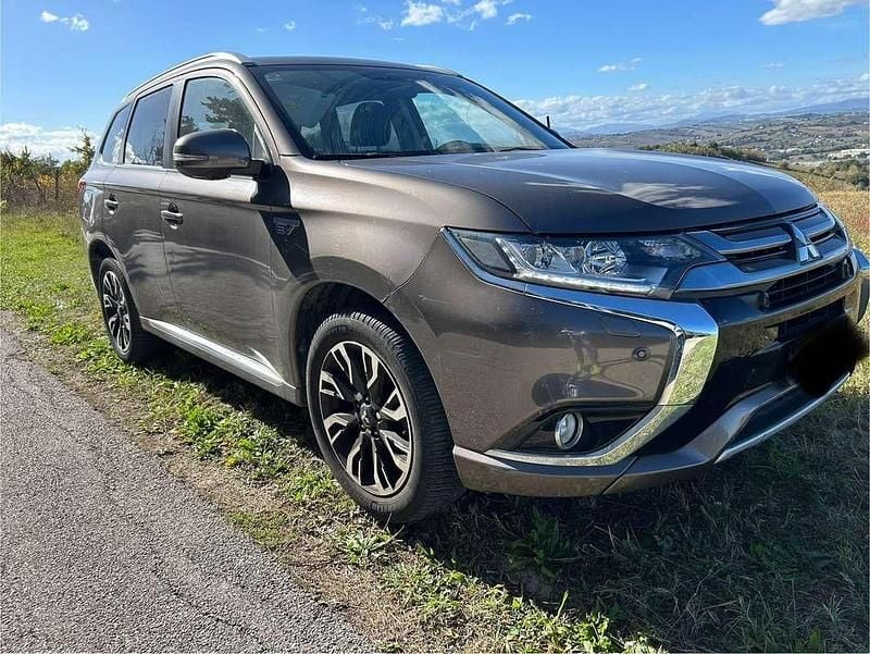 Usata Mitsubishi Outlander P-HEV Instyle 121 CV (88 kW) 2016 Grigio SUV