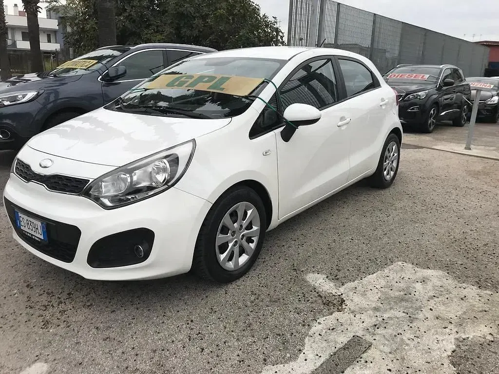 Usata Kia Rio EX 86 CV (63 kW) 2013 Bianco Berlina