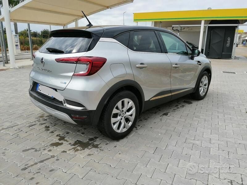 Usata Renault Captur 143 CV (105 kW) 2022 Grigio SUV