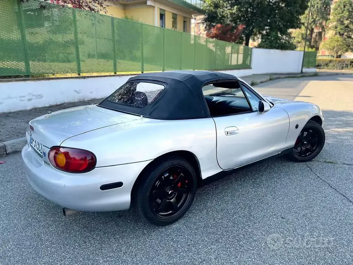 Usata Mazda MX5 110 CV (80 kW) 1999 Grigio Cabrio