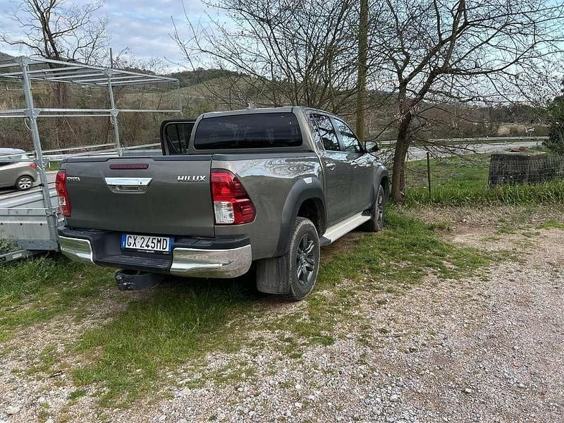 Usata Toyota HiLux Lounge 204 CV (150 kW) 2025 Grigio Pick-up