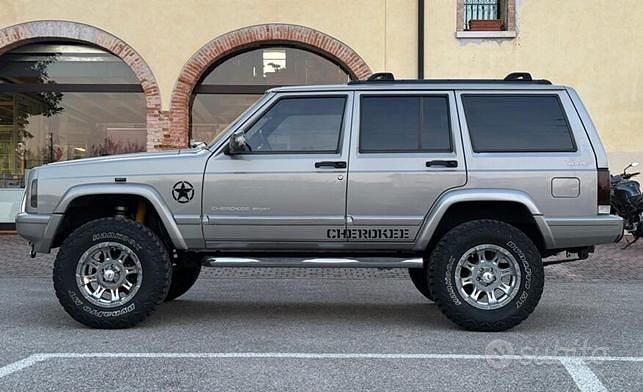 Usata Jeep Cherokee 116 CV (85 kW) 2001 Grigio SUV