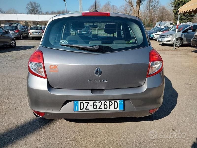 Usata Renault Clio II 75 CV (55 kW) 2009 Grigio Berlina