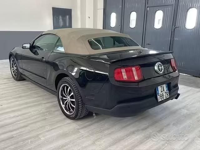 Usata Ford Mustang 306 CV (225 kW) 2012 Nero Cabrio