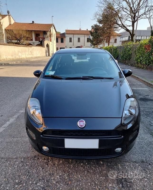 Usata Fiat Punto Lounge 69 CV (50 kW) 2014 Nero Utilitaria