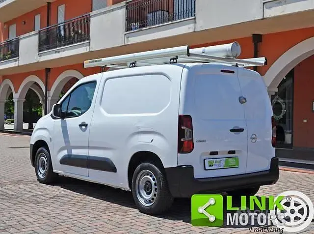 Usata Opel Combo 102 CV (75 kW) 2021 Bianco Monovolume