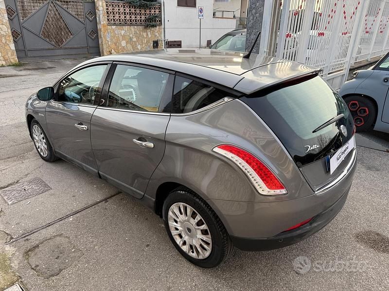 Begagnad Lancia Delta 120 HK (88 kW) 2010 Grå Halvkombi