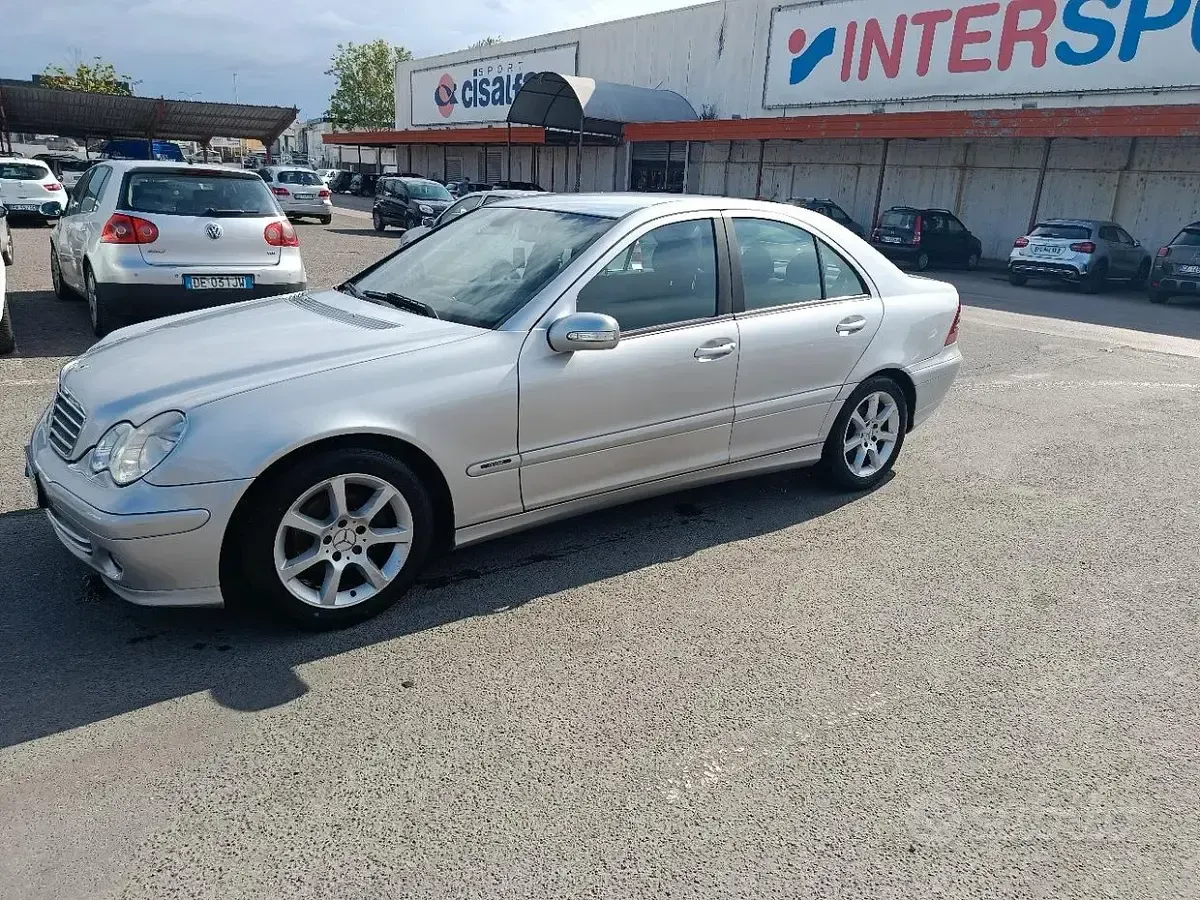 Usata Mercedes C220 150 CV (110 kW) 2004 Grigio Berlina