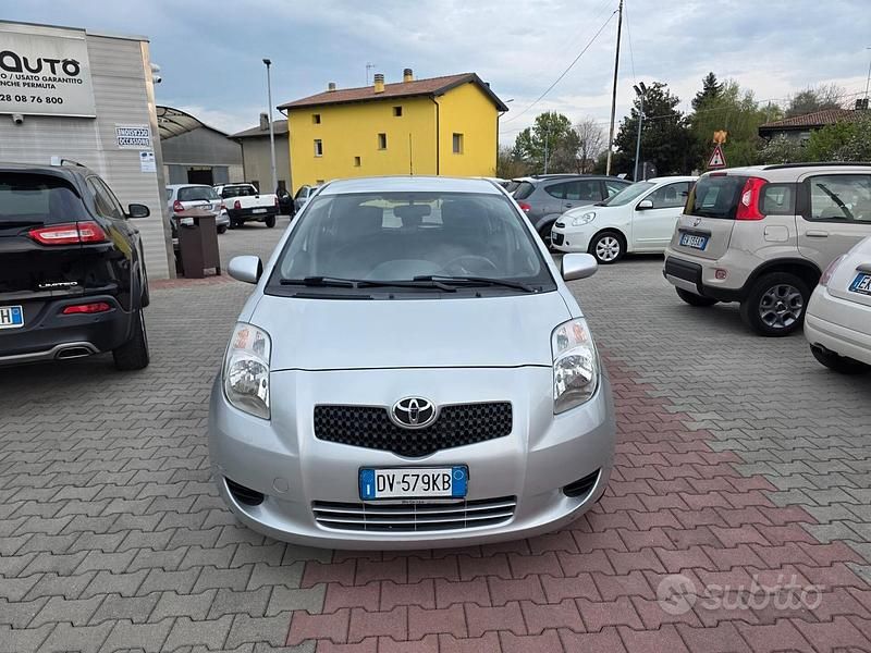 Usata Toyota Yaris 69 CV (50 kW) 2009 Grigio Utilitaria