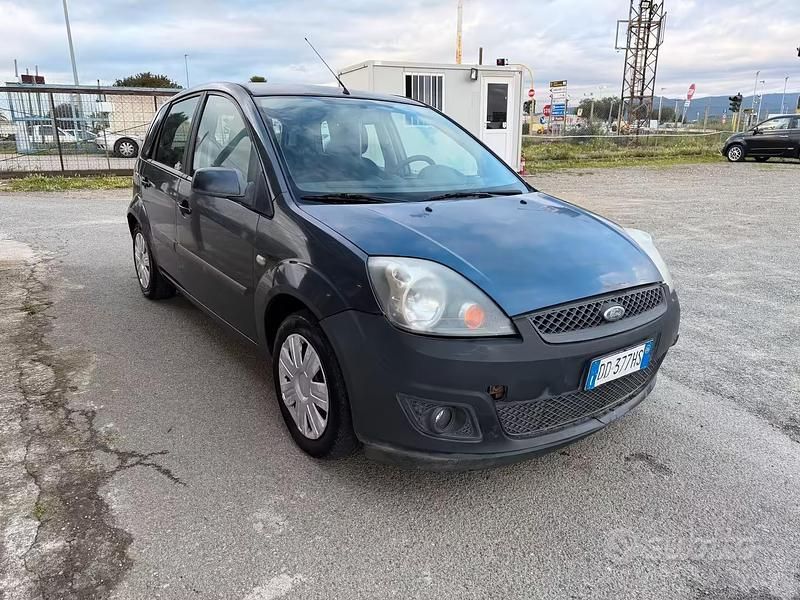 Usata Ford Fiesta 68 CV (50 kW) 2006 Grigio Utilitaria