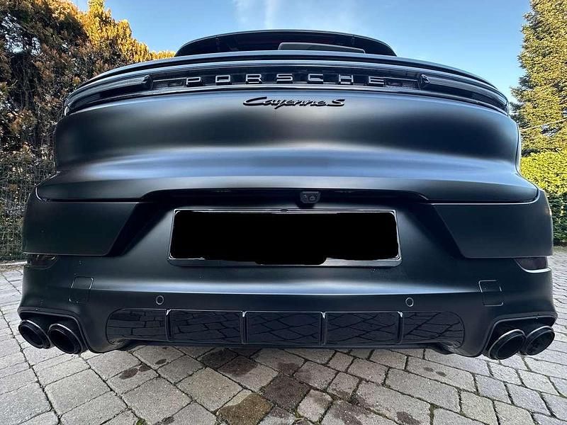 Nero Usata 2024 Porsche Cayenne S E-Hybrid SUV | 122.990 € - Immagine 1/4