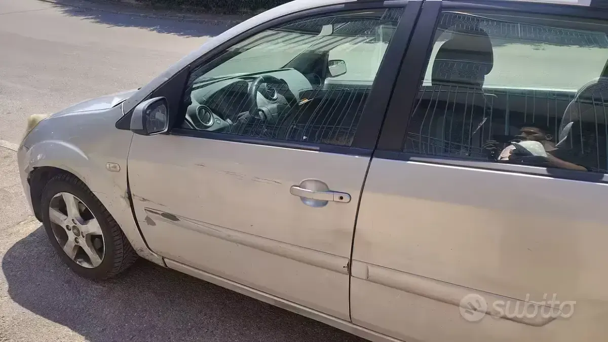 Usata Ford Fiesta 68 CV (50 kW) 2007 Grigio Utilitaria