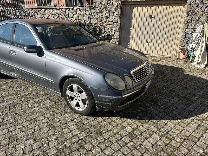 Usata Mercedes E220 Avantgarde 150 CV (110 kW) 2005 Berlina