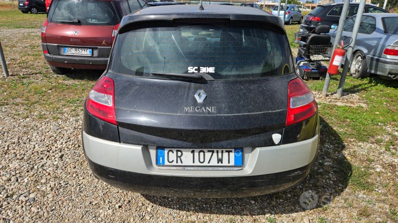 Nero Usata 2004 Renault Mégane II Tre volumi | 1500 € (Buon prezzo) - Immagine 1/2