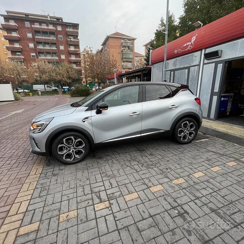 Usata Renault Captur 145 CV (106 kW) 2023 Grigio SUV