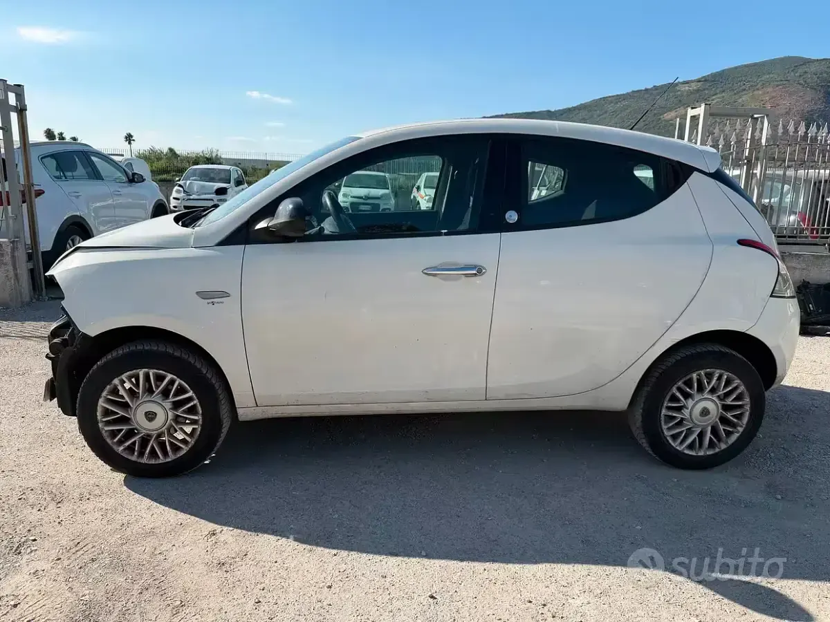 Usata Lancia Ypsilon 85 CV (62 kW) 2014 Grigio Utilitaria
