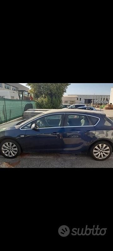 Occasion Opel Astra 101 ch (74 kW) 2011 Bleue Berline