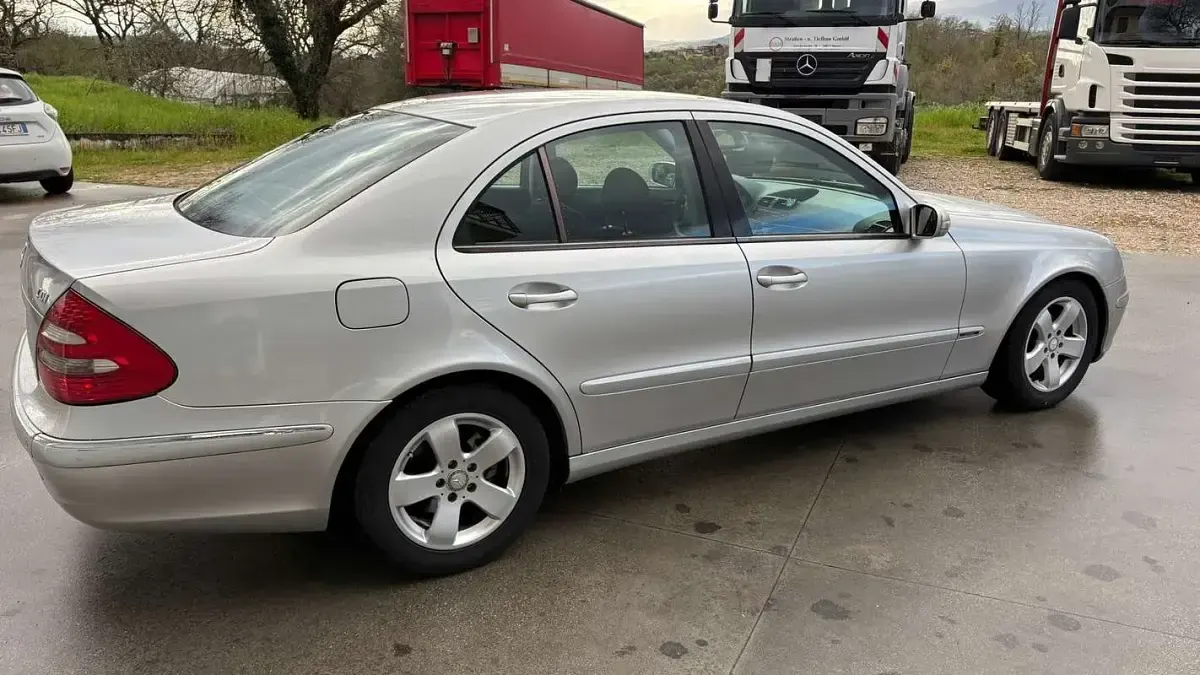 Usata Mercedes E220 Elegance 150 CV (110 kW) 2003 Argento Berlina