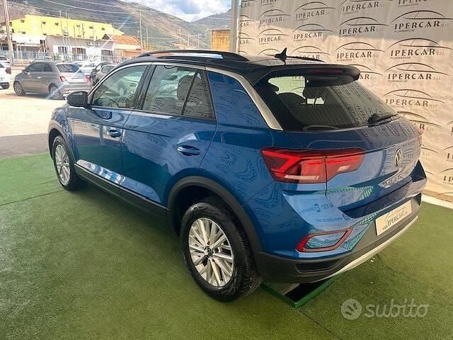 Usata VW T-Roc Life 110 CV (80 kW) 2023 Blu SUV