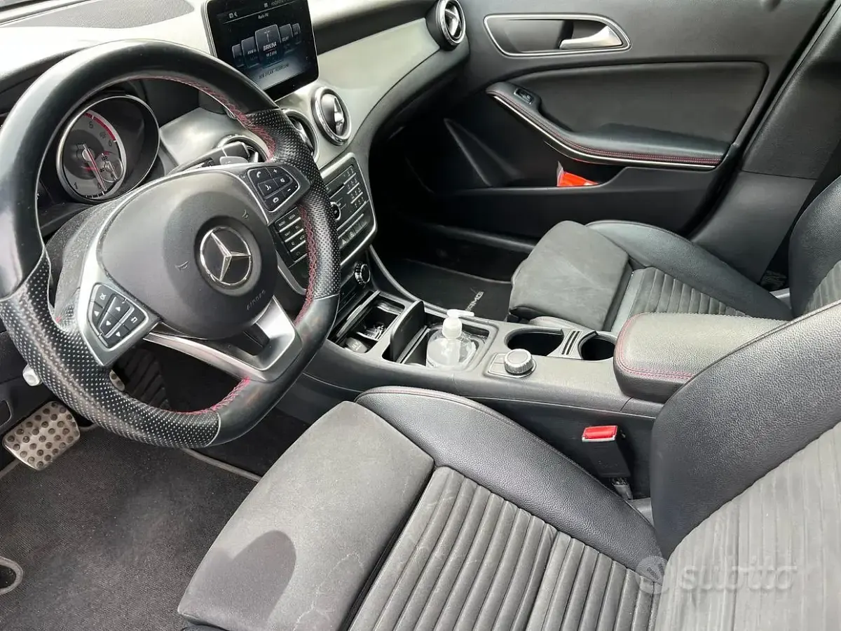 Usata Mercedes GLA200 AMG 109 CV (80 kW) 2017 Nero SUV