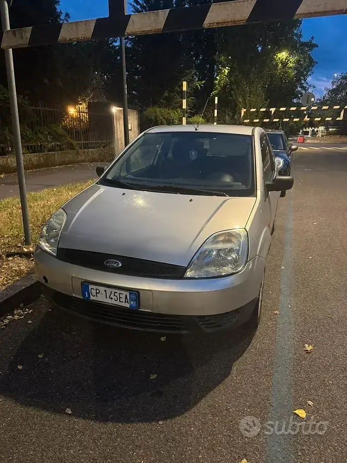 Usata Ford Fiesta Zetec 75 CV (55 kW) 2004 Grigio Utilitaria