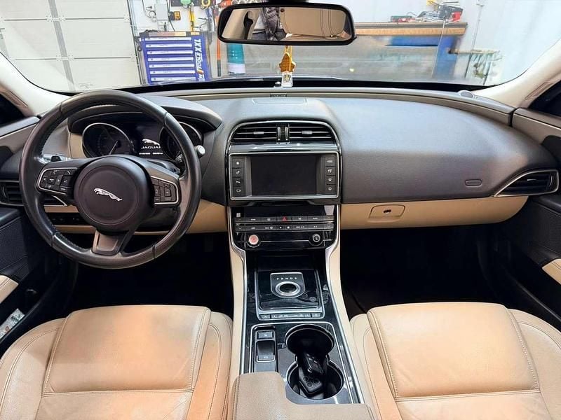 Usata Jaguar XE Prestige 179 CV (131 kW) 2016 Blu fire Berlina