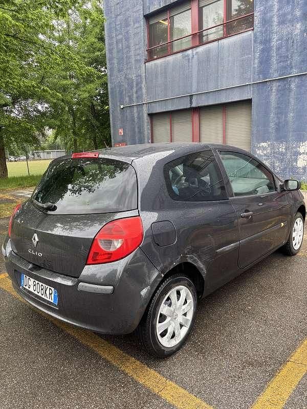 Usata Renault Clio II 75 CV (55 kW) 2007 Berlina