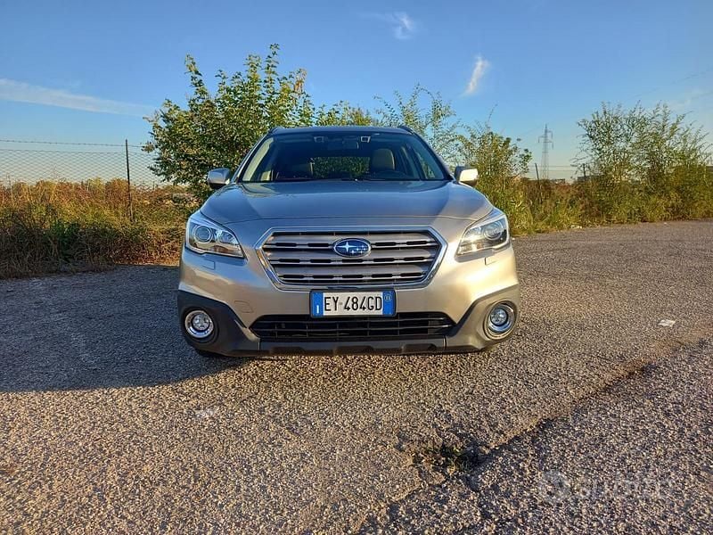 Grigio Usata 2015 Subaru Outback Exclusive+ Station wagon | 11.800 € (Buon prezzo) - Immagine 1/4