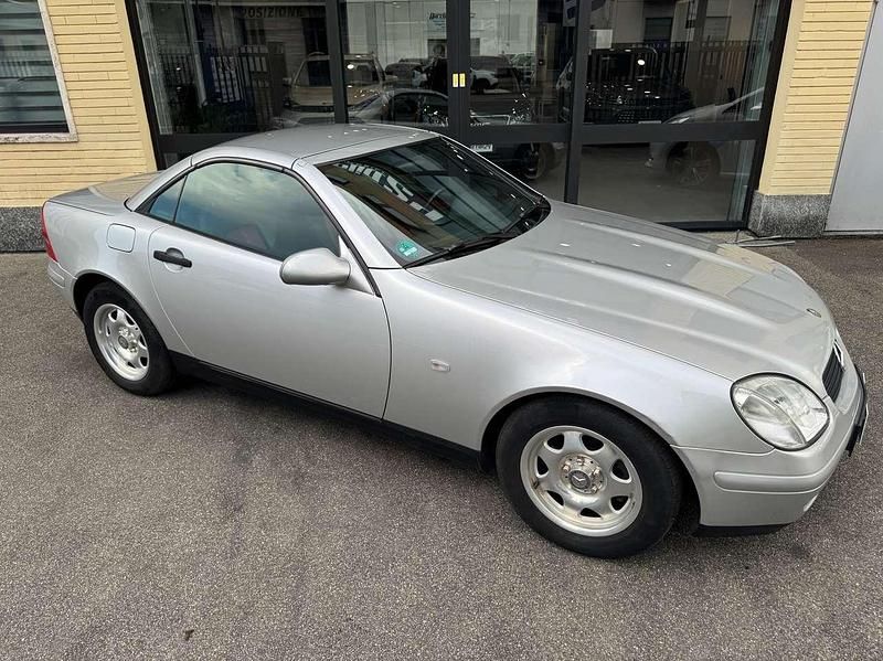 Usata Mercedes SLK200 137 CV (100 kW) 1998 Argento Cabrio
